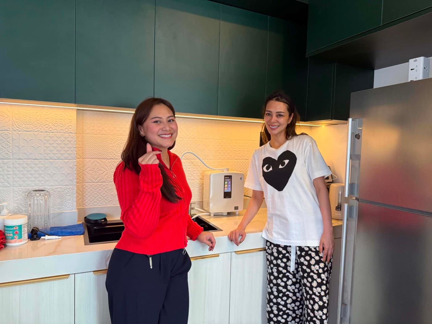 Two women either side of a Leveluk K8 on a marble kitchen island